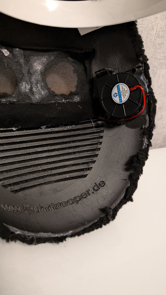 Jawa Maske mit Turbolüfter und leuchtenden Augen